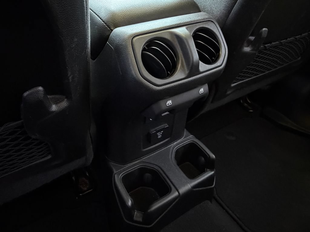 Used 2025 Jeep Wrangler Unlimited Rubicon AWD/4WD image 24