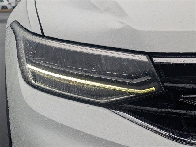 Used 2022 Volkswagen Tiguan SE R-Line image 10