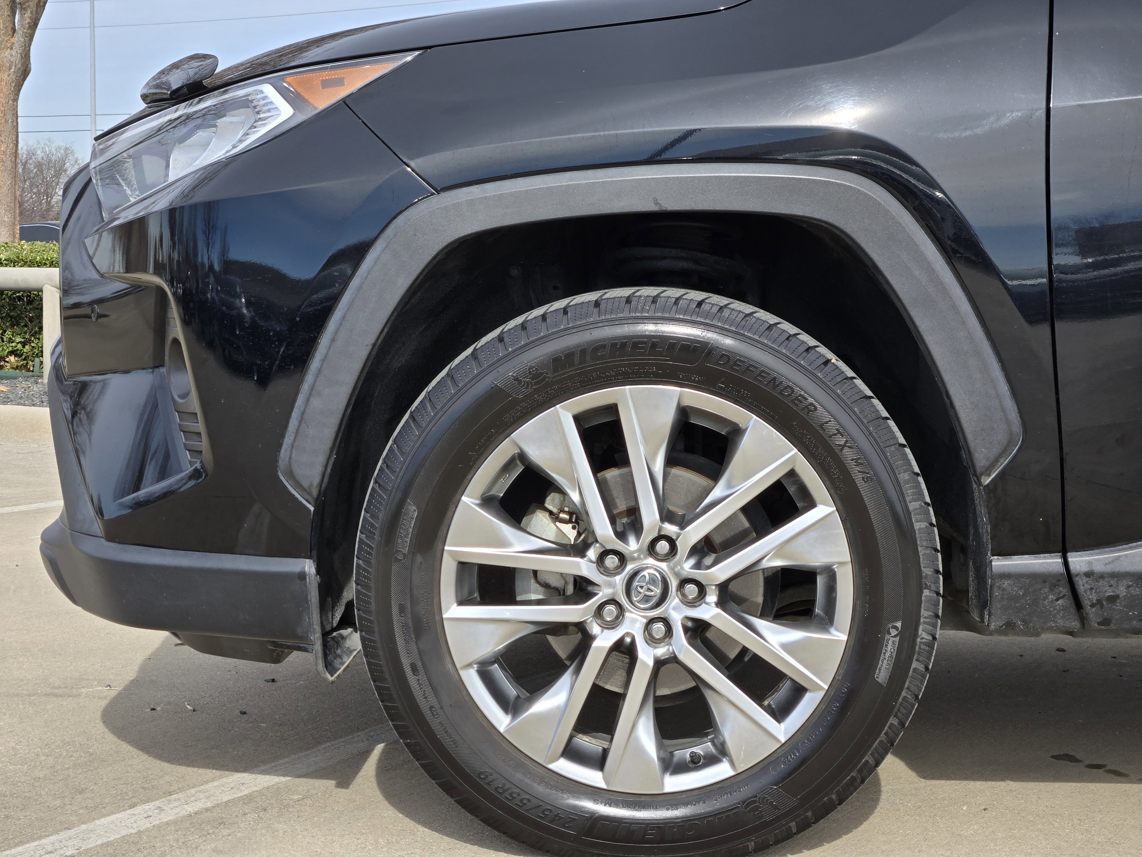 Used 2020 Toyota RAV4 XLE Premium image 11