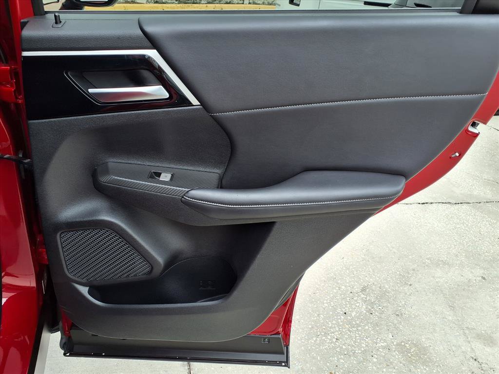 Used 2025 Mitsubishi Outlander 4WD Plug-In Hybrid image 11