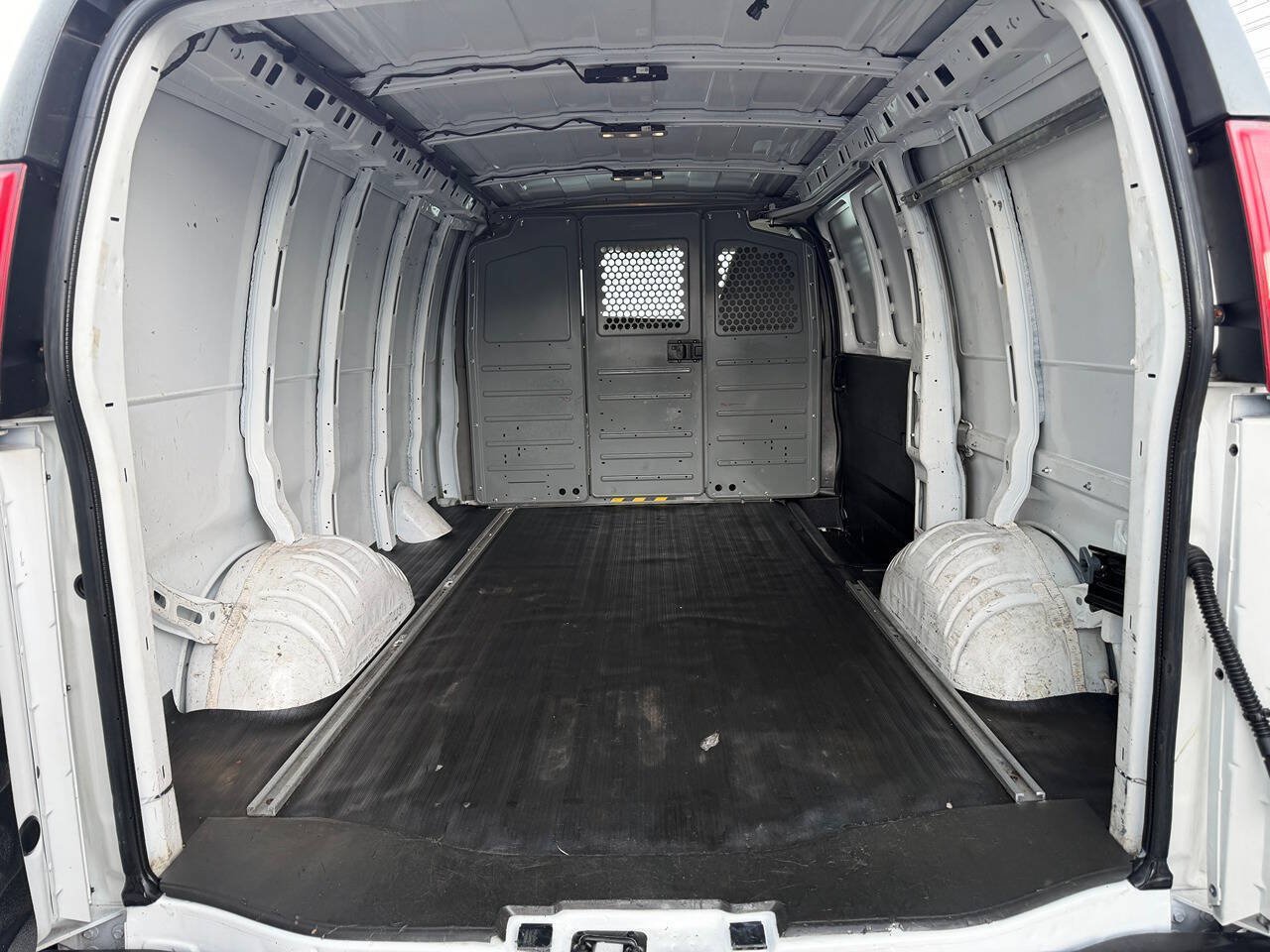 Used 2015 Chevrolet Express 2500 RWD image 8