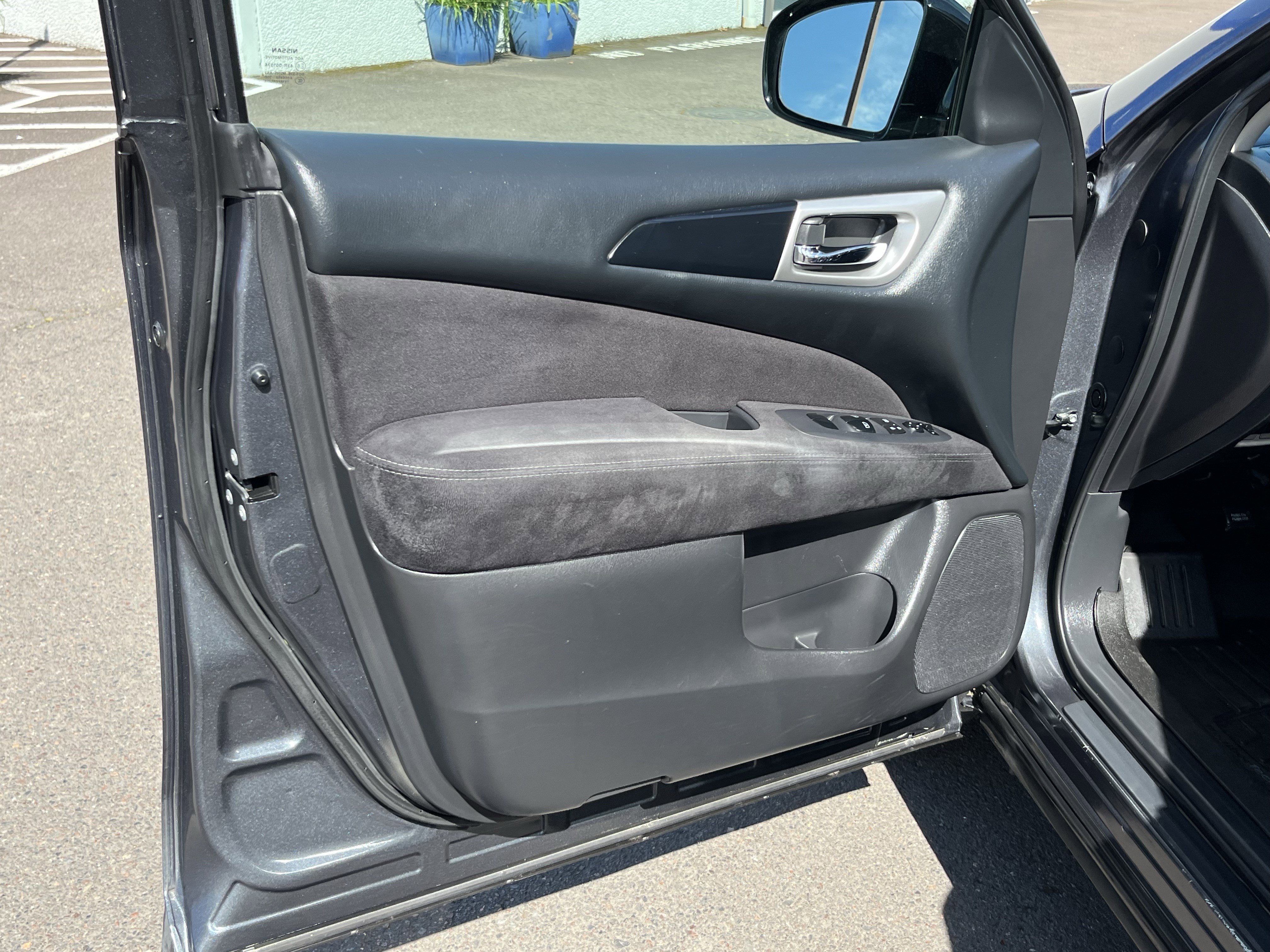 Used 2014 Nissan Pathfinder SV image 16