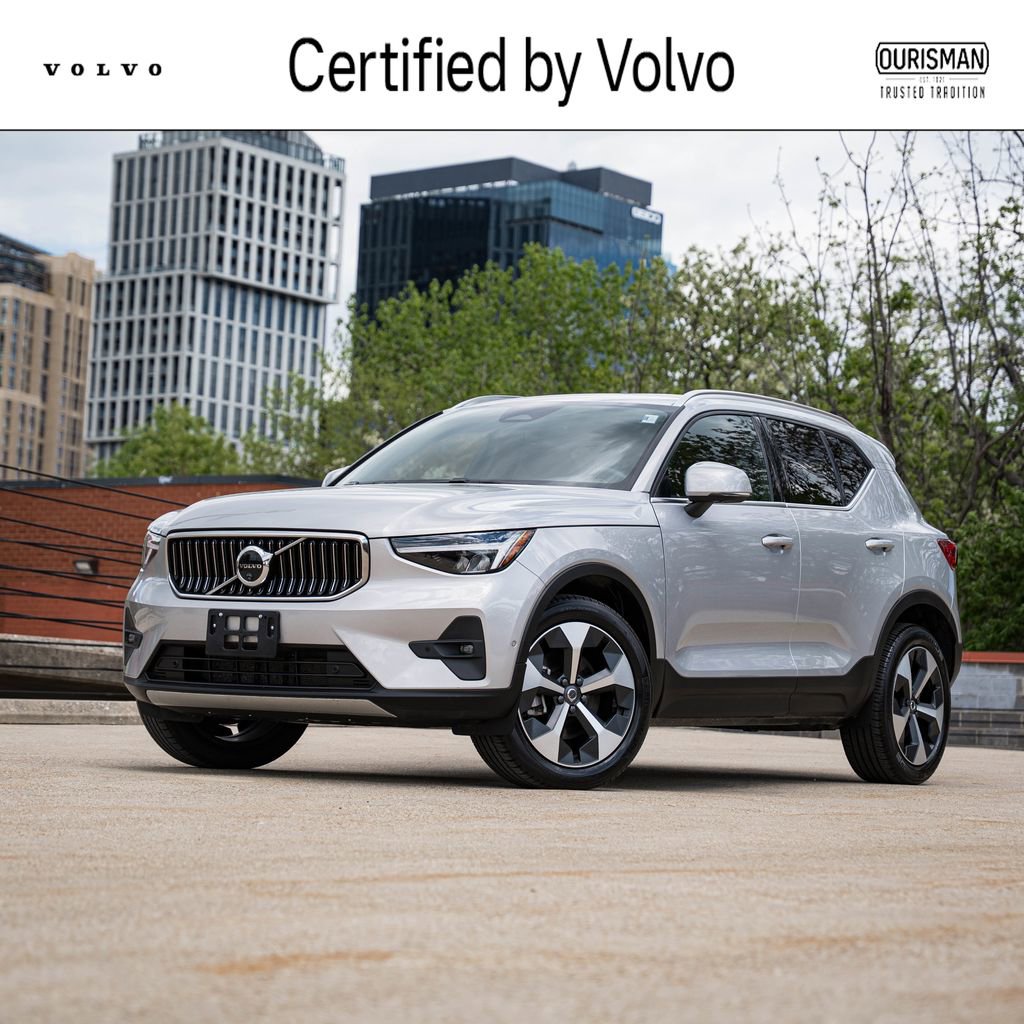 Certified 2025 Volvo XC40 B5 Plus image 1