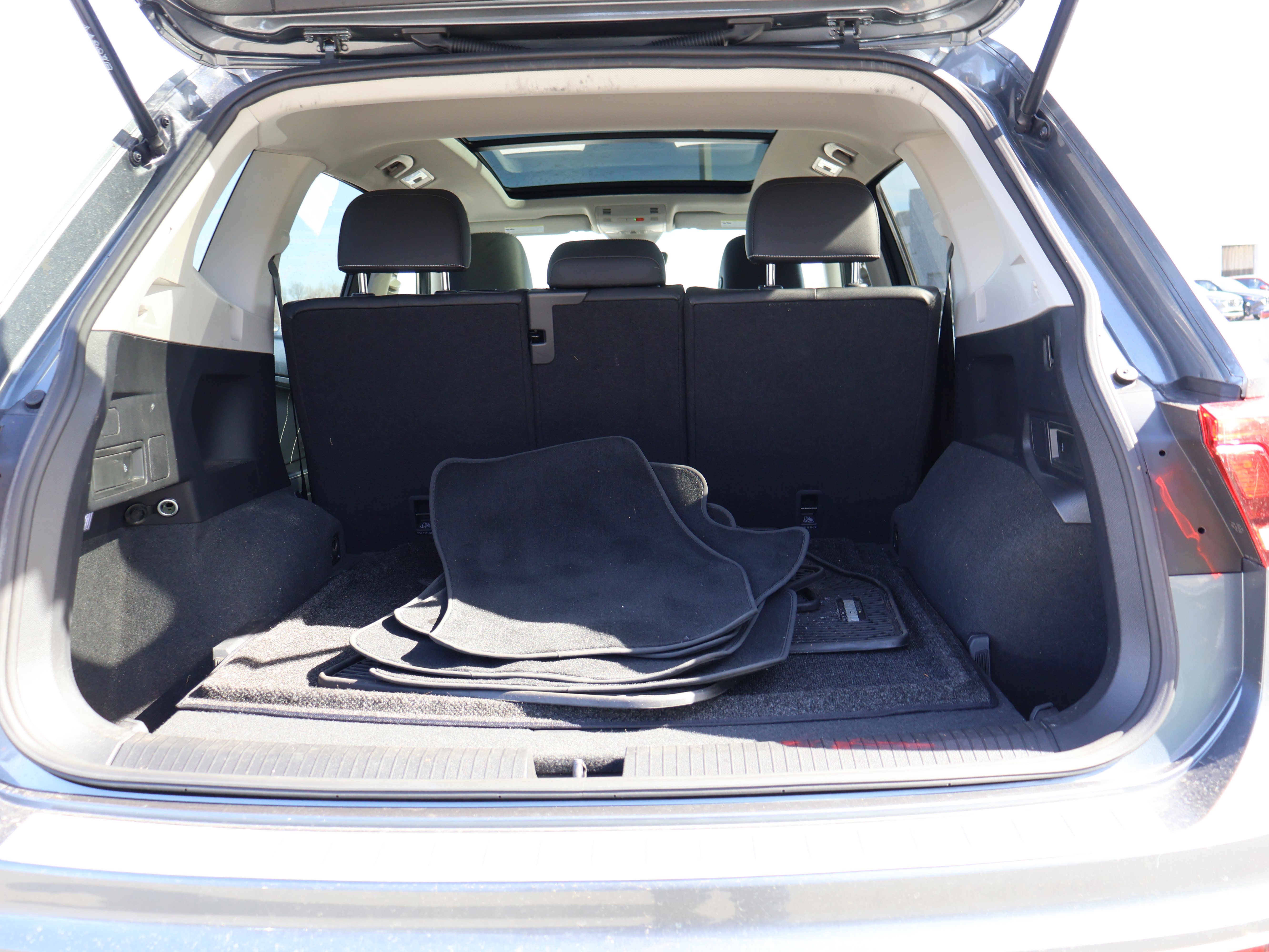 Used 2023 Volkswagen Tiguan SE w/ Panoramic Sunroof Package image 18