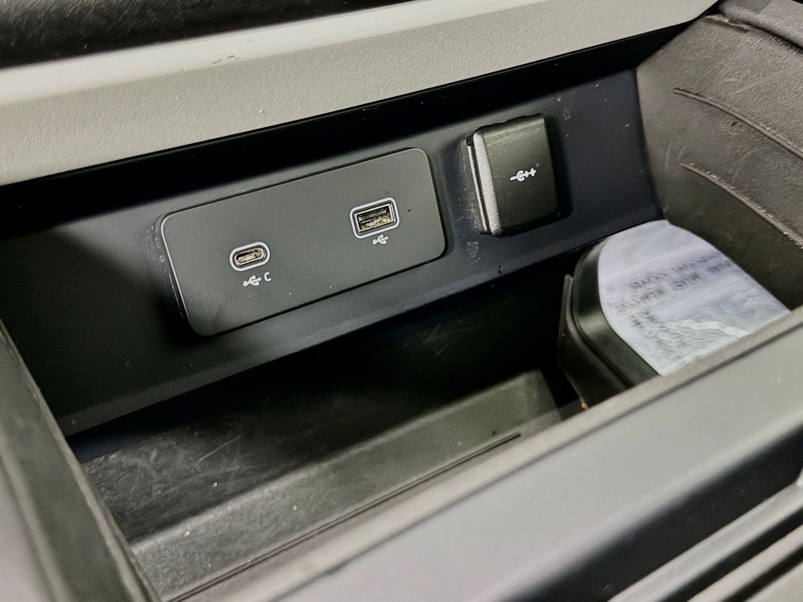 Used 2023 Land Rover Defender 110 SE image 32