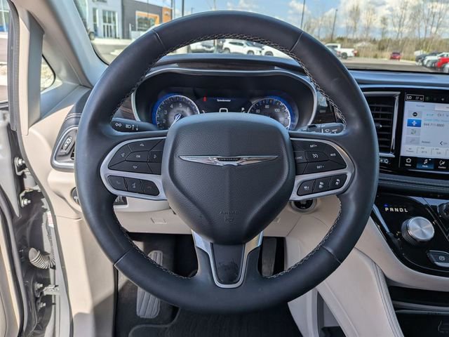 Used 2023 Chrysler Pacifica Limited FWD image 19