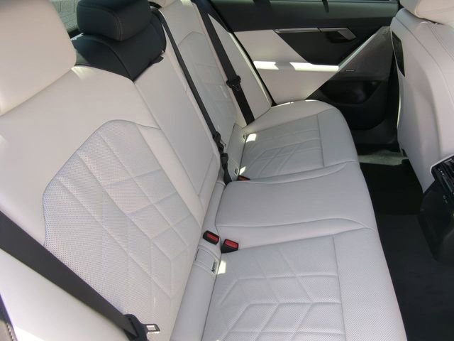 Used 2025 BMW i5 eDrive40i w/ Executive Package RWD image 13