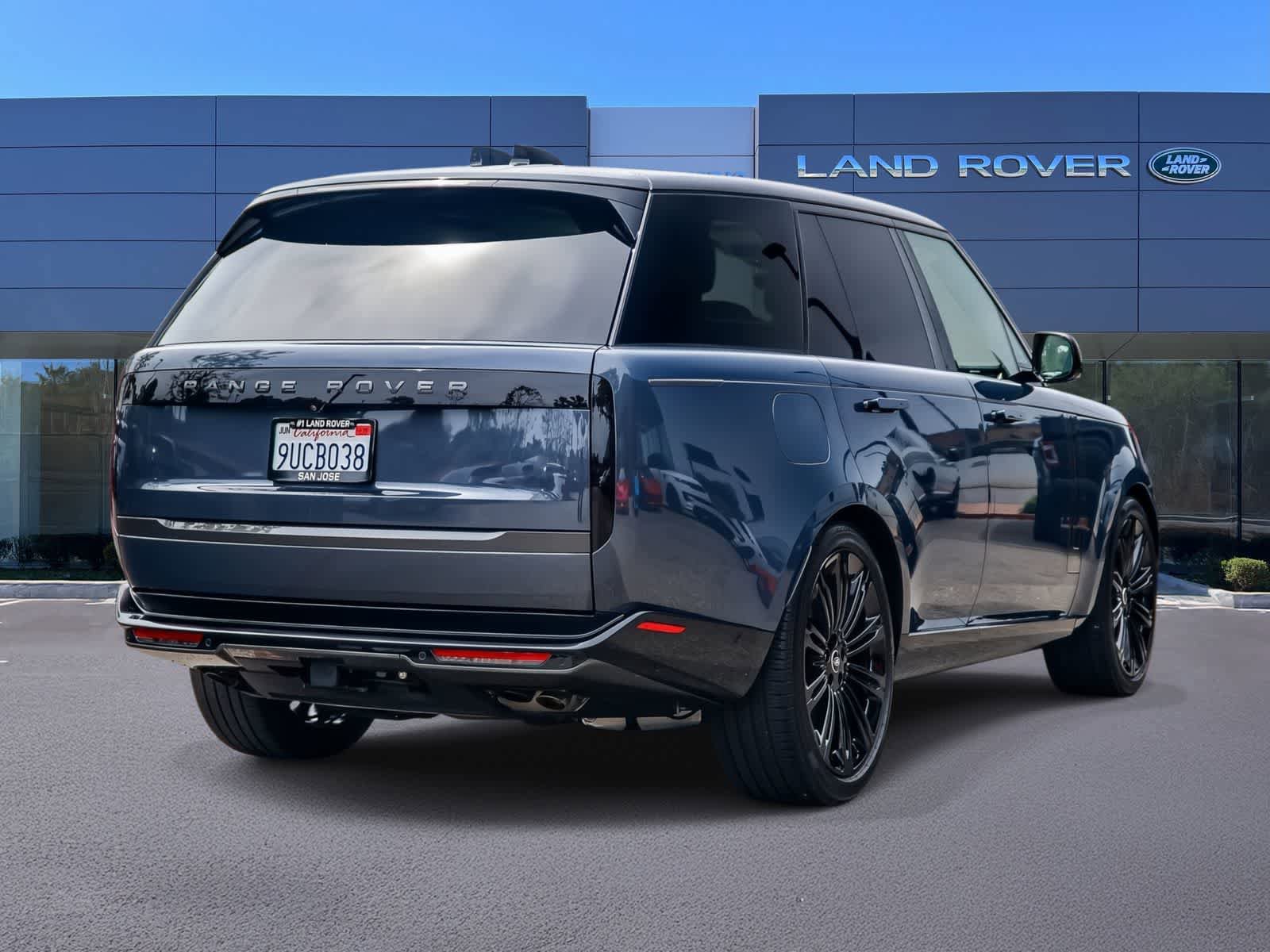 Used 2025 Land Rover Range Rover SE image 4