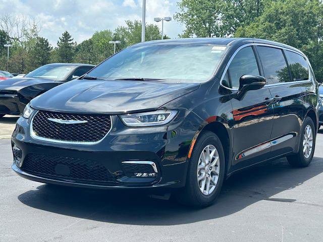 New 2025 Chrysler Pacifica Select image 8