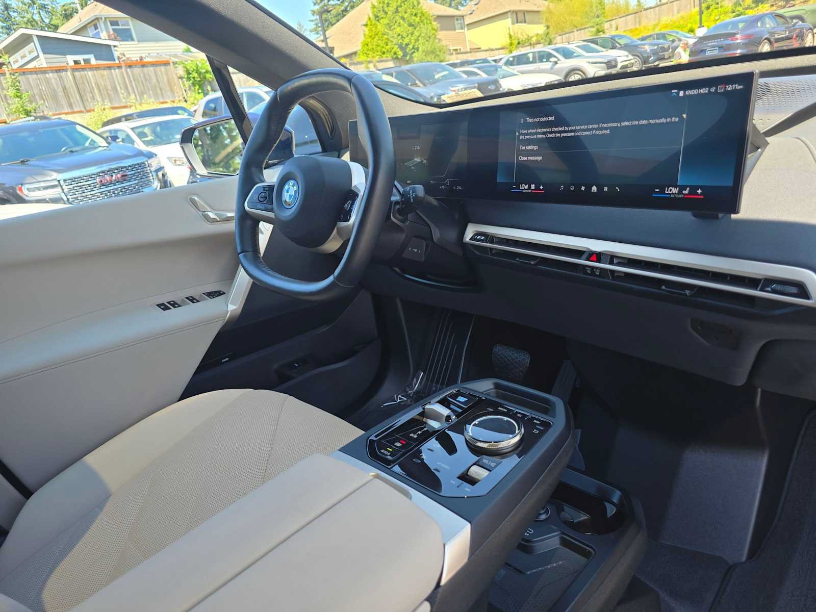 Used 2024 BMW iX xDrive50 w/ Sport Package AWD/4WD image 10