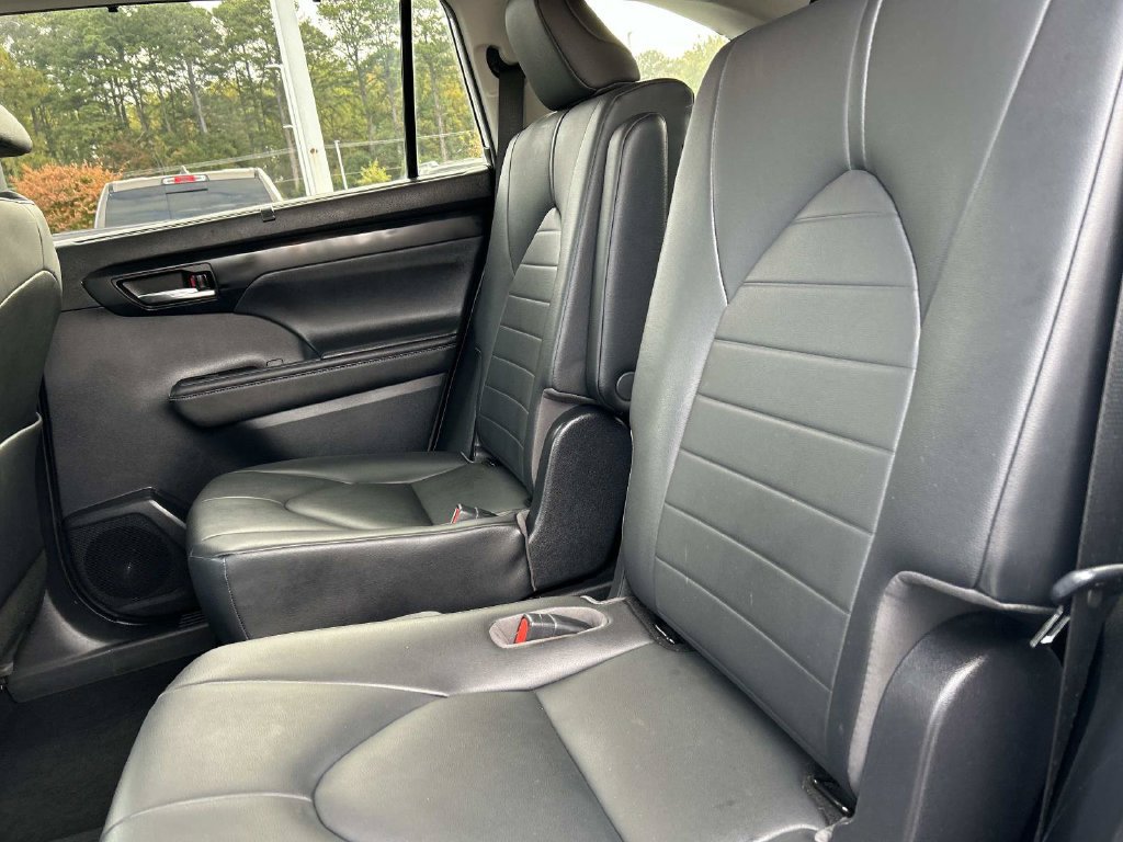 Used 2020 Toyota Highlander XLE AWD/4WD image 17