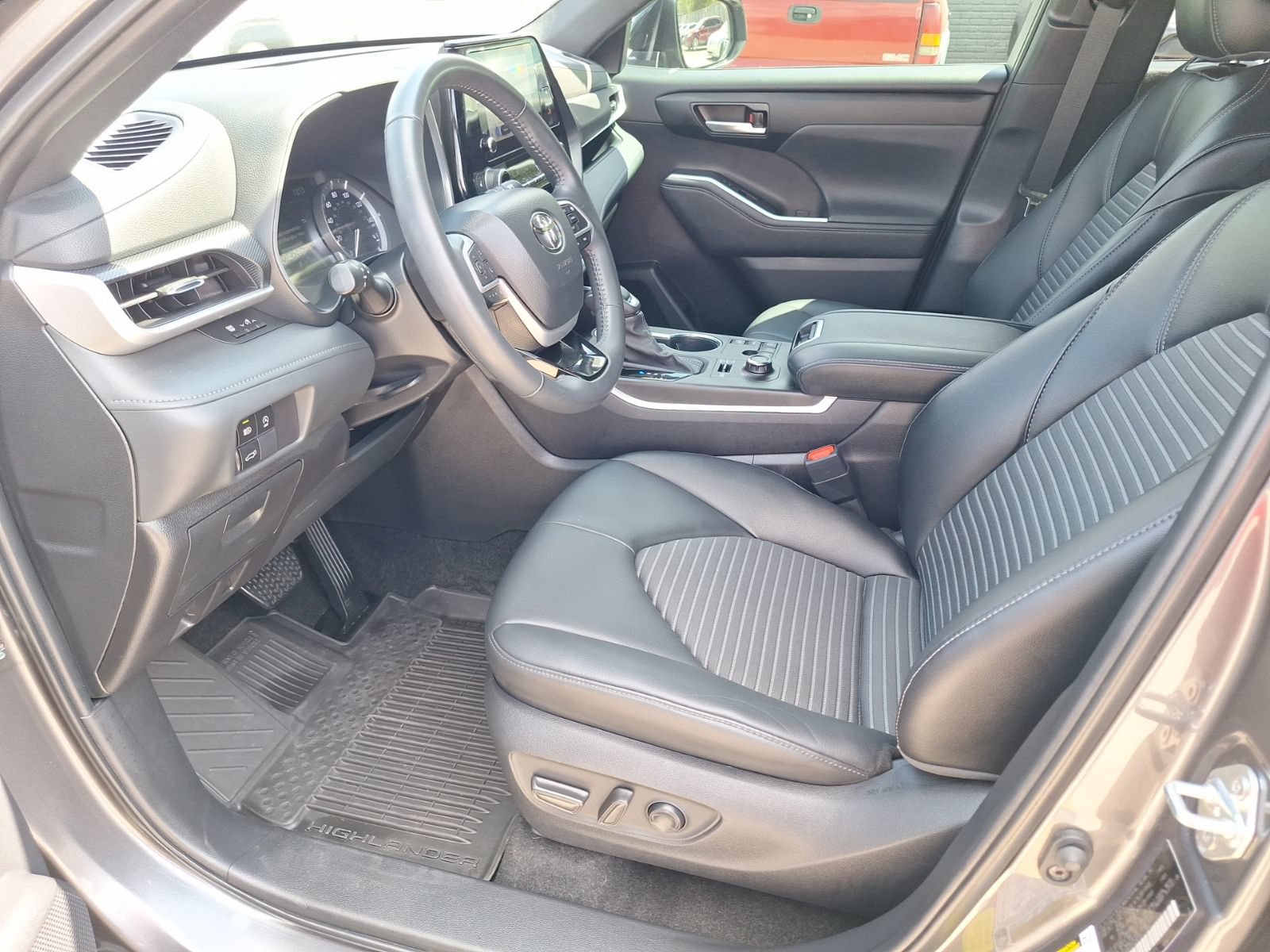 Used 2024 Toyota Highlander XSE AWD/4WD image 15