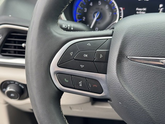 Used 2024 Chrysler Pacifica Touring-L image 27