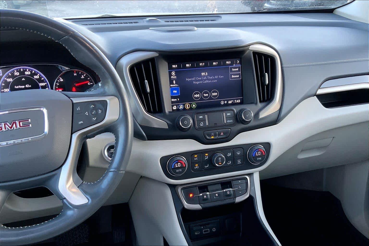 Used 2022 GMC Terrain Denali w/ Denali Premium Package AWD/4WD image 7
