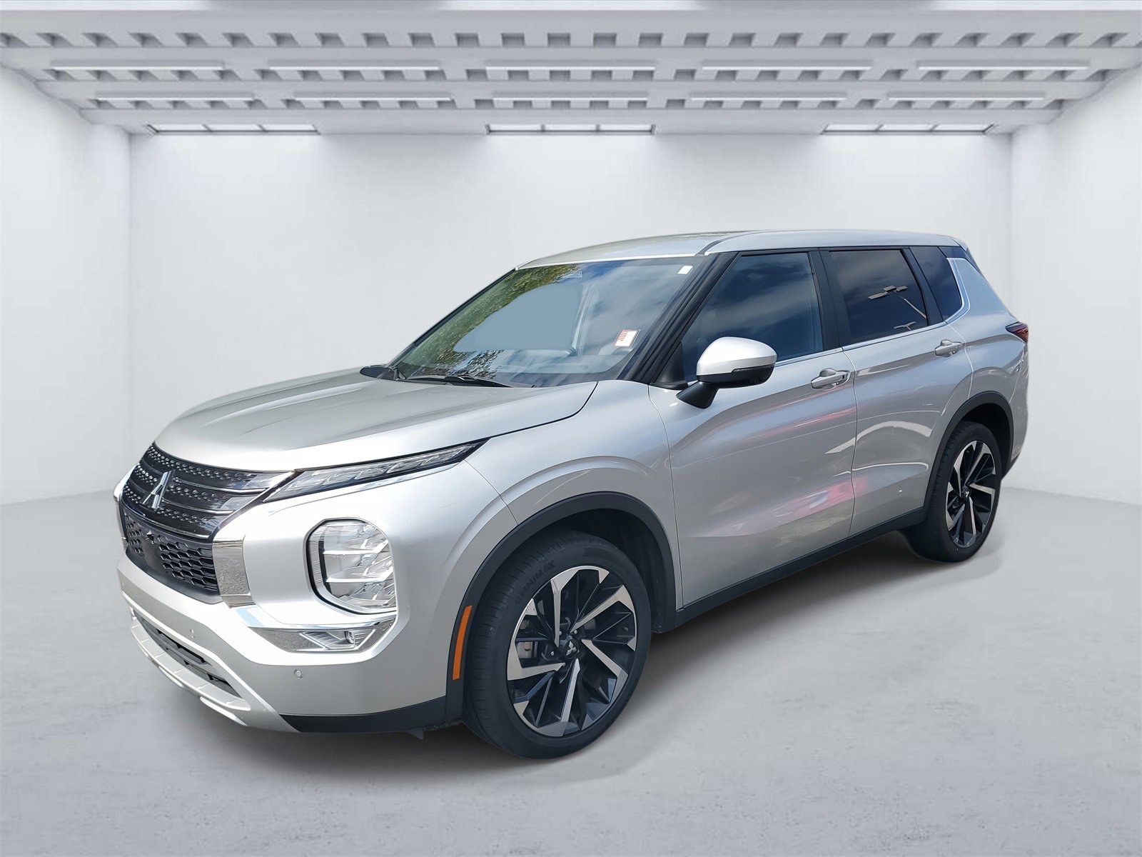 Used 2024 Mitsubishi Outlander SE image 2