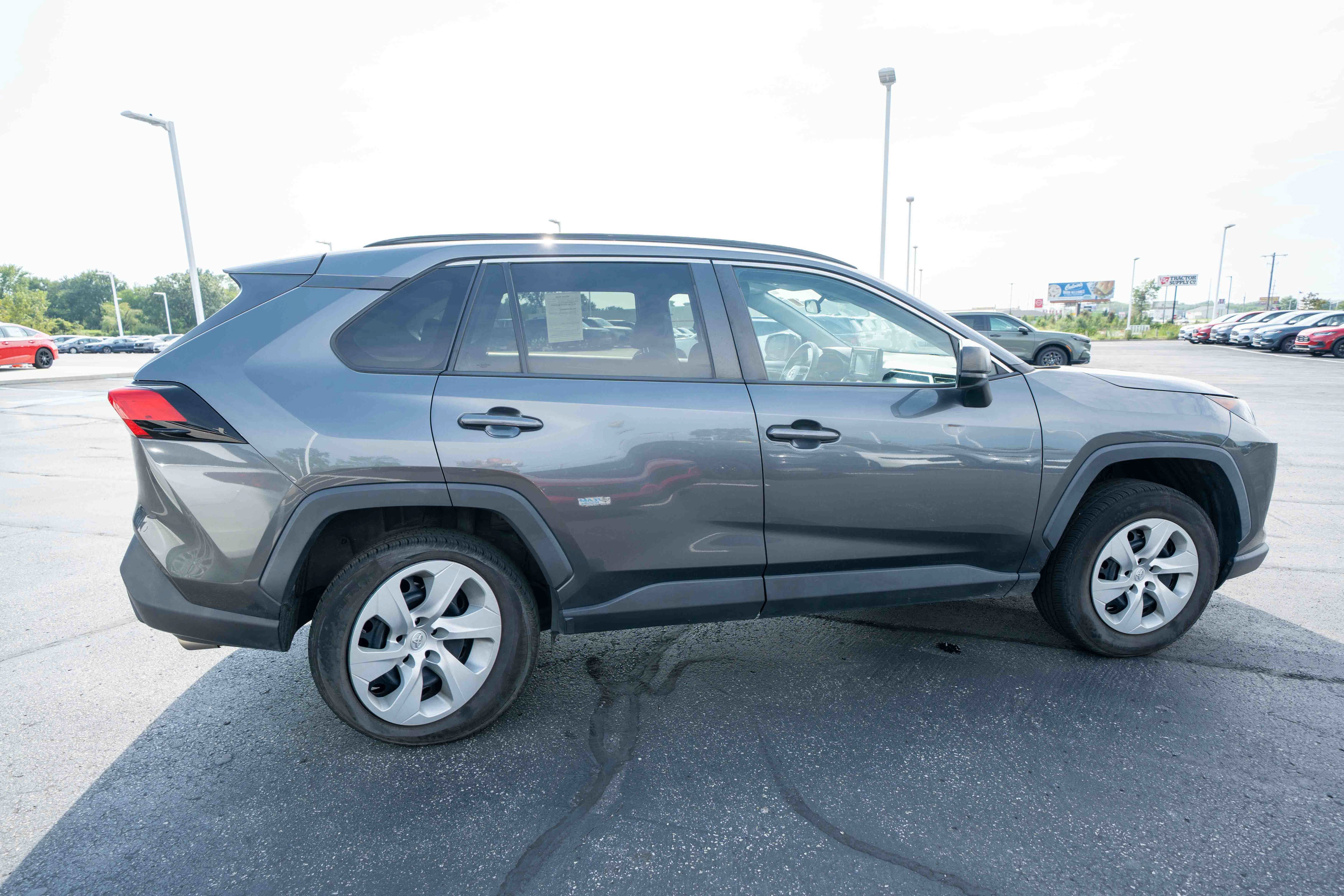 Used 2019 Toyota RAV4 LE AWD/4WD image 6