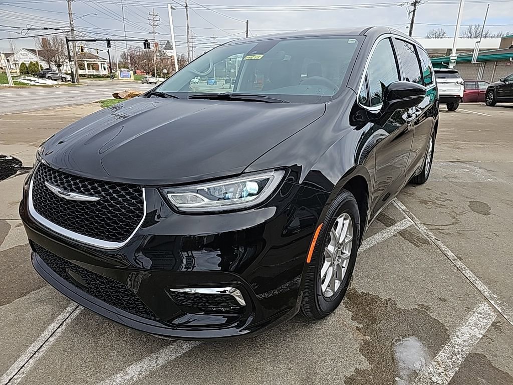 Certified 2024 Chrysler Pacifica Touring-L image 9