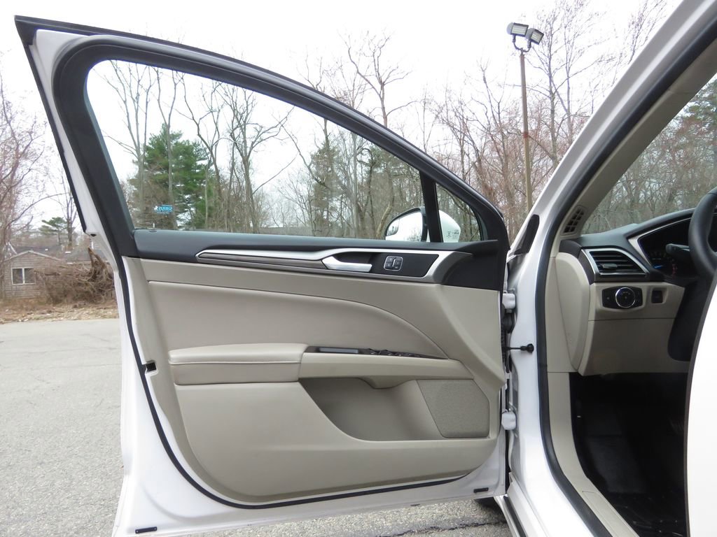 Used 2017 Ford Fusion SE image 9