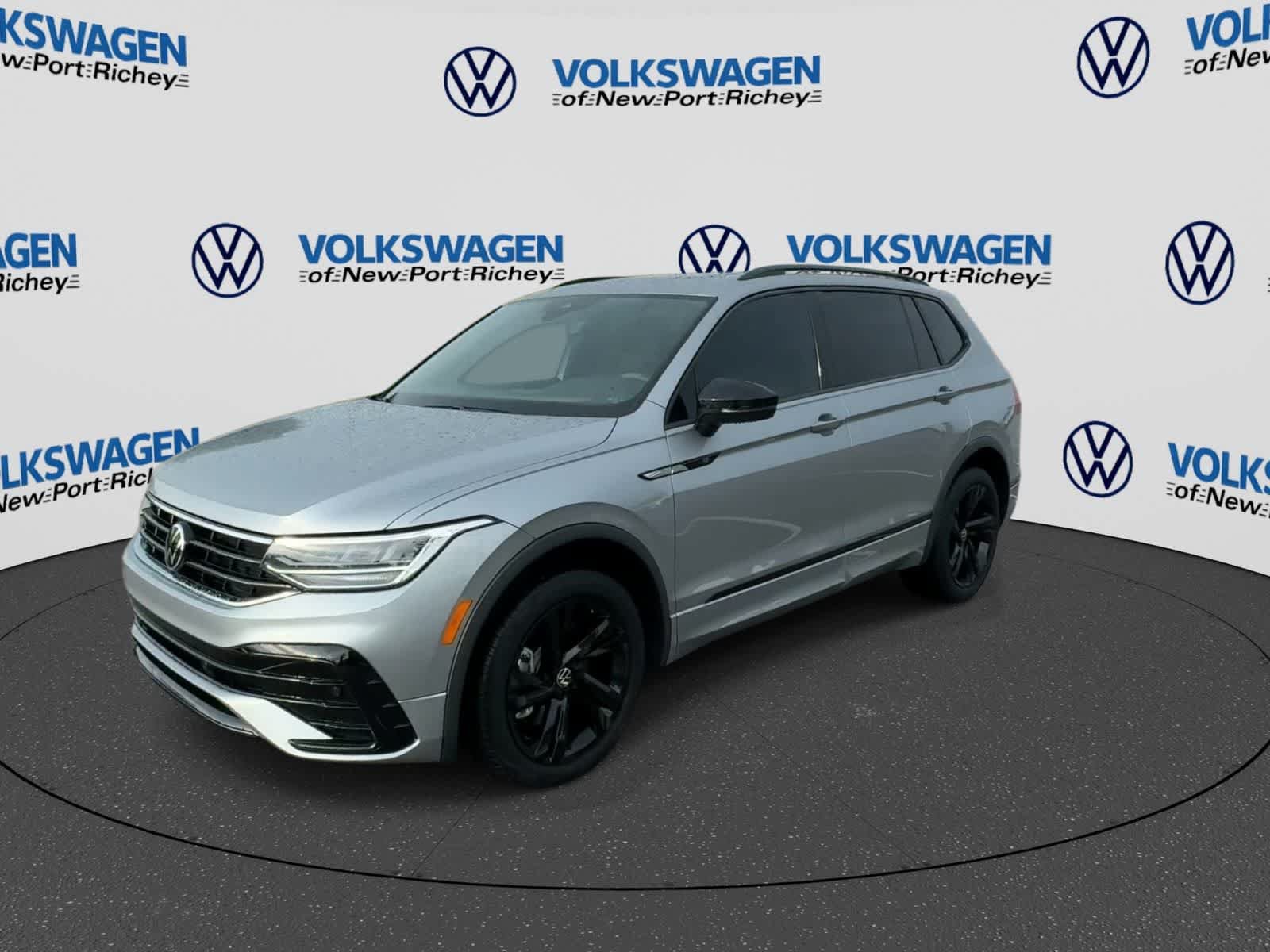 Used 2023 Volkswagen Tiguan SE R-Line FWD image 4