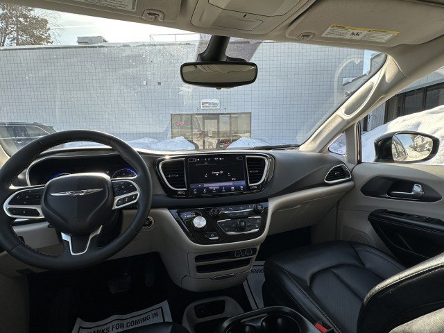 Used 2024 Chrysler Pacifica Touring-L image 18