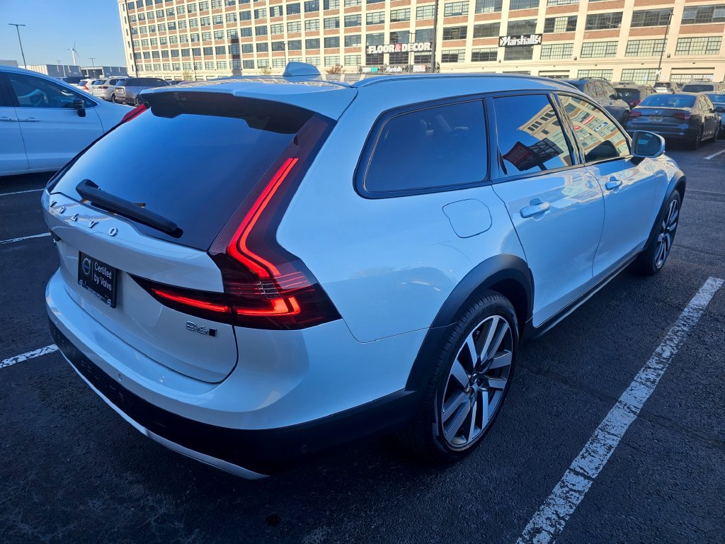 Certified 2025 Volvo V90 B6 Cross Country Plus AWD/4WD image 28