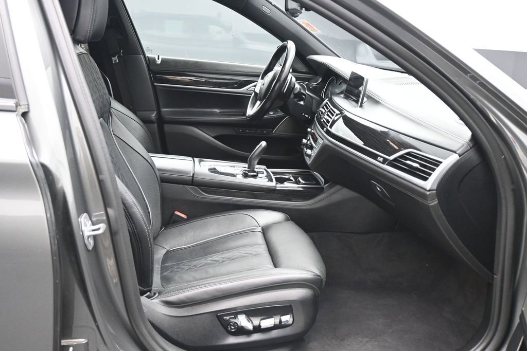 Used 2019 BMW 750i w/ Luxury Rear Seating Package RWD image 10