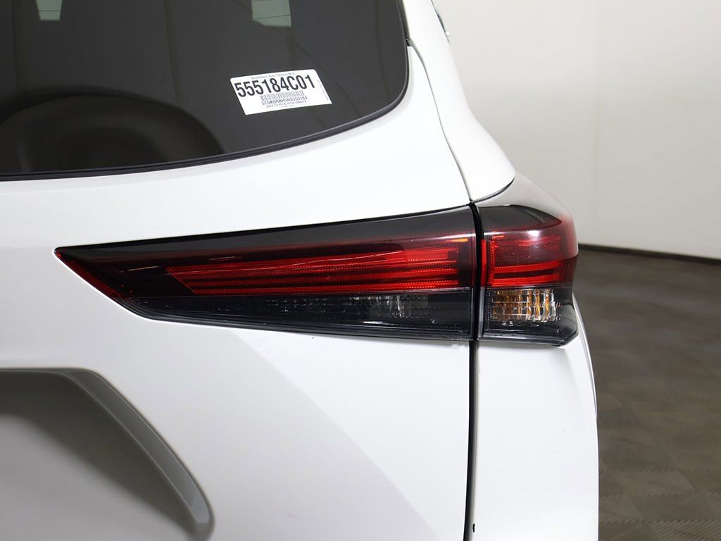 Used 2024 Toyota Highlander LE AWD/4WD image 15