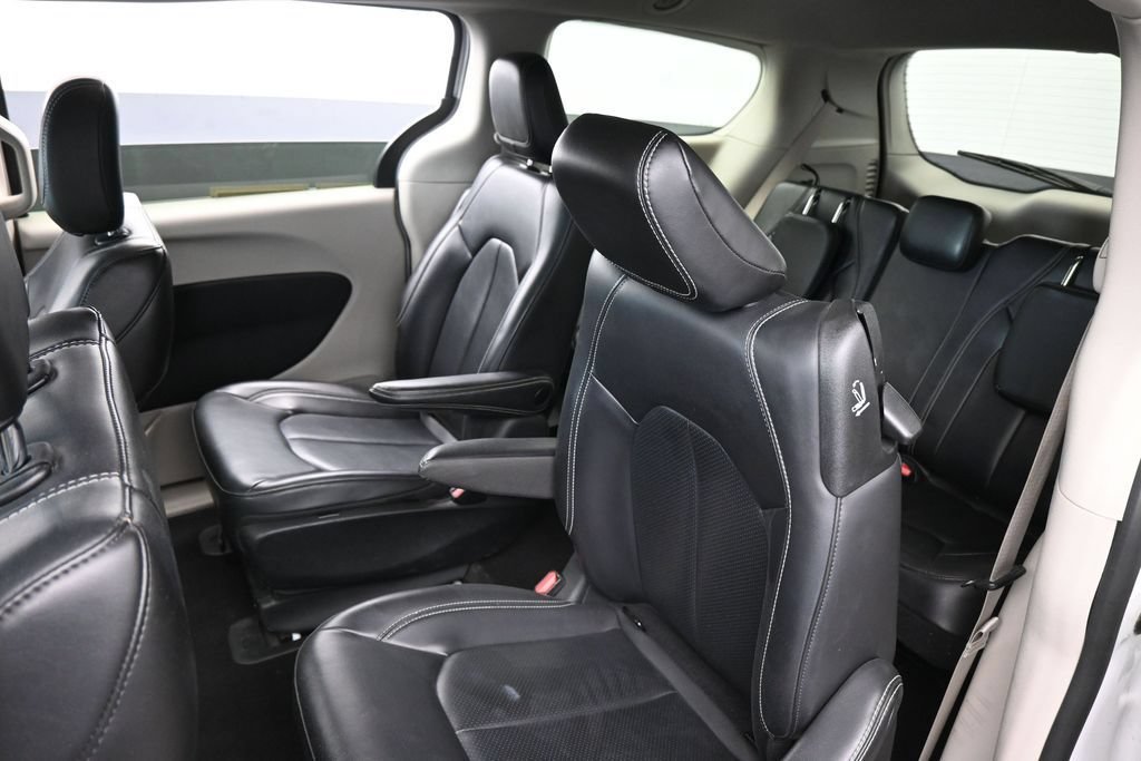 Used 2023 Chrysler Pacifica Touring-L FWD image 33