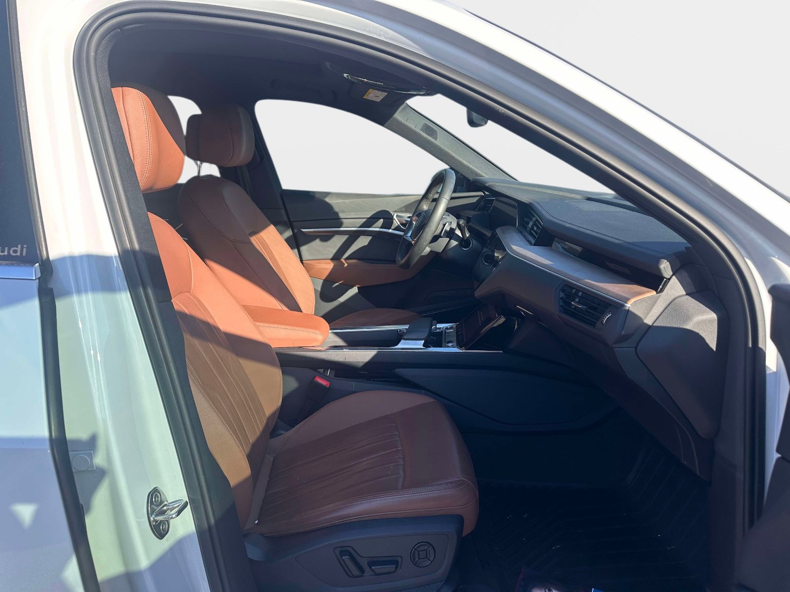 Used 2024 Audi Q8 e-tron Premium Plus image 8