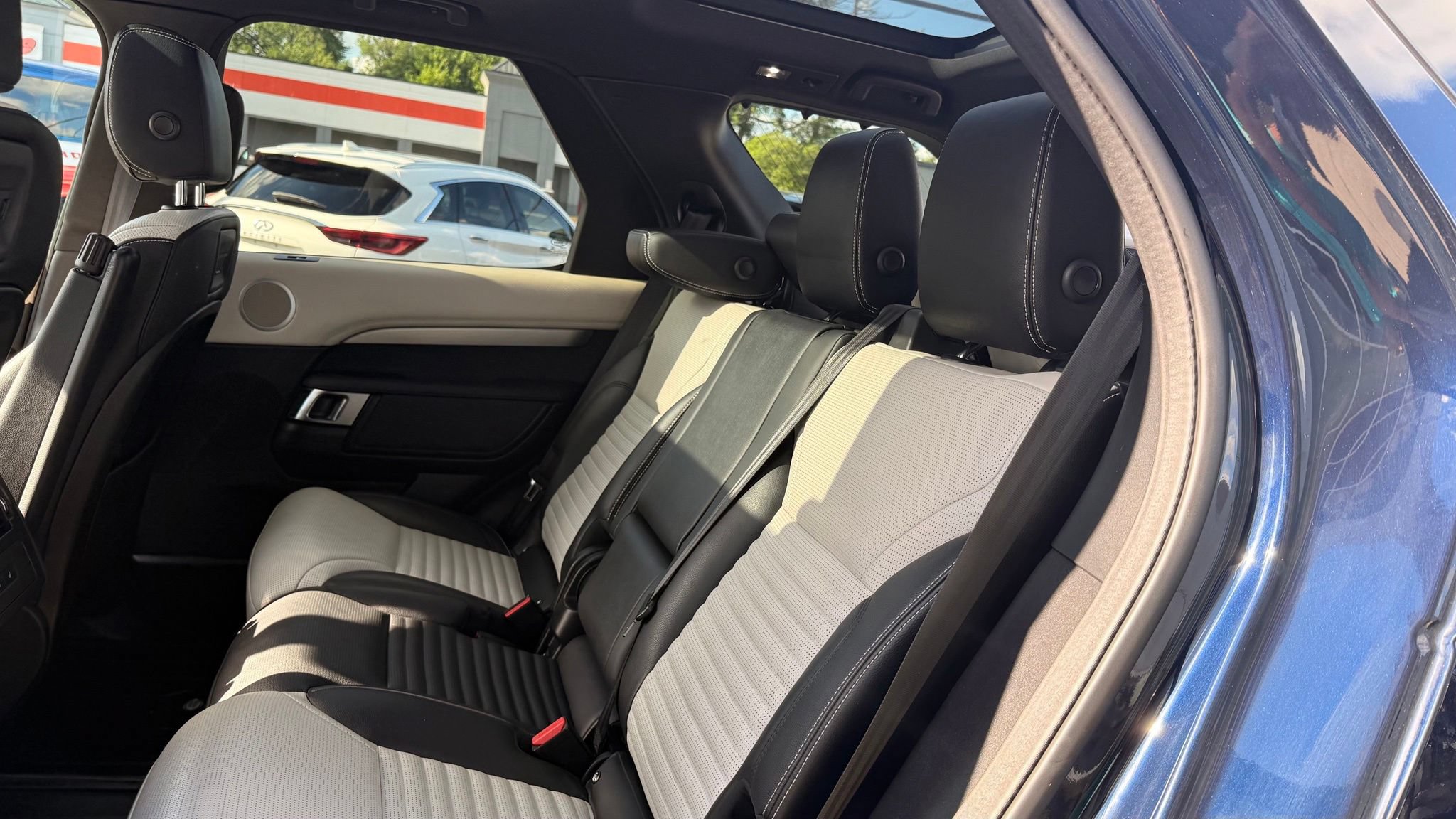 Used 2021 Land Rover Discovery S R-Dynamic AWD/4WD image 19