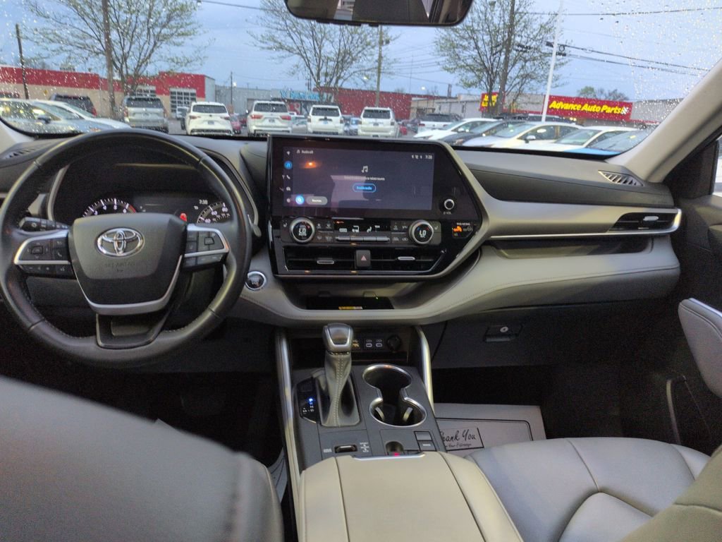 Used 2023 Toyota Highlander XLE image 12