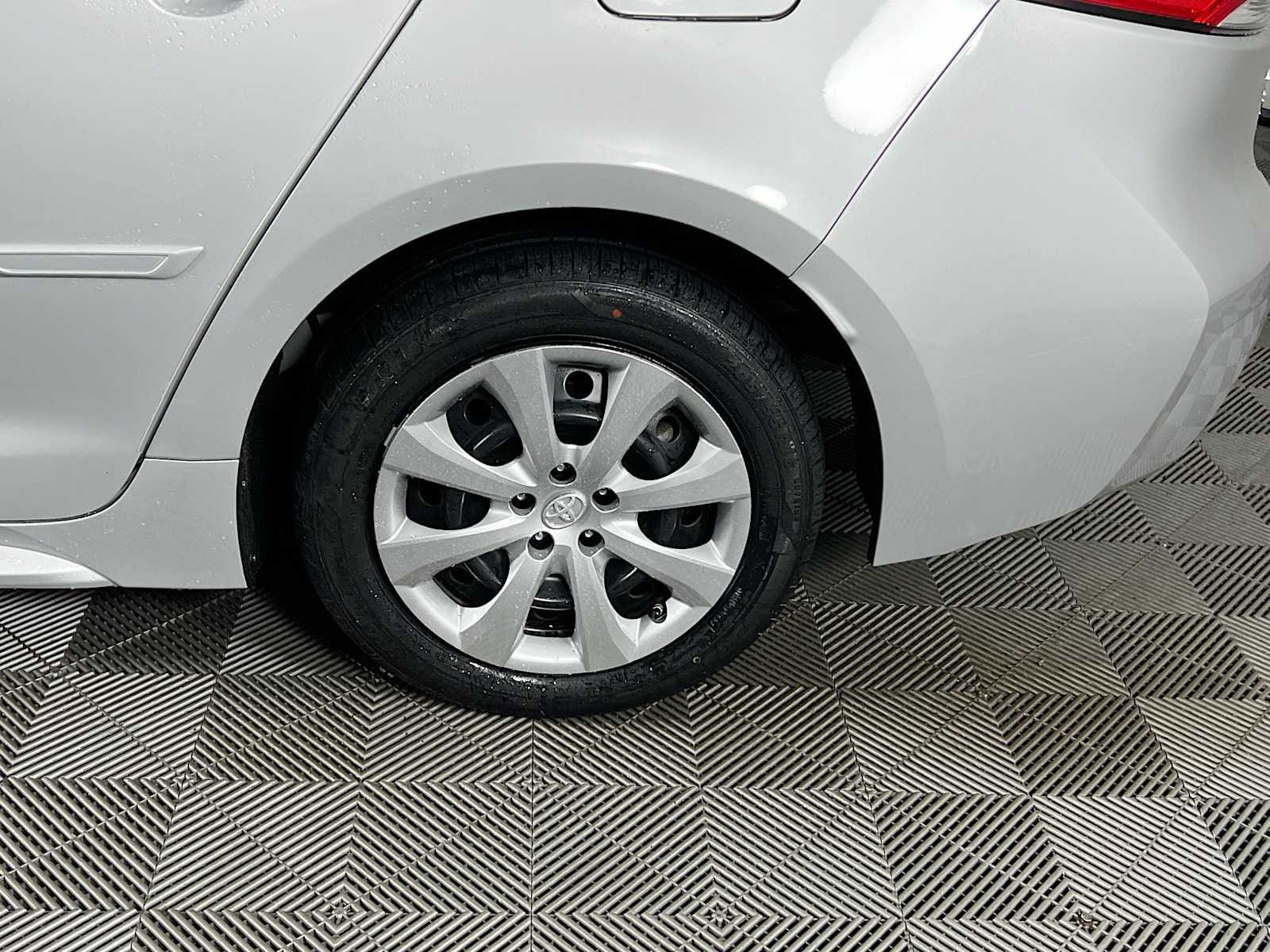 Used 2020 Toyota Corolla LE image 29