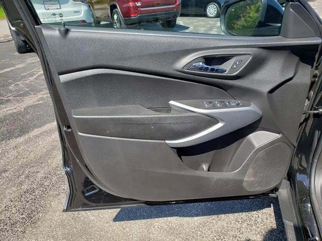 Used 2025 Chevrolet Trax RS w/ Driver Confidence Package FWD image 12