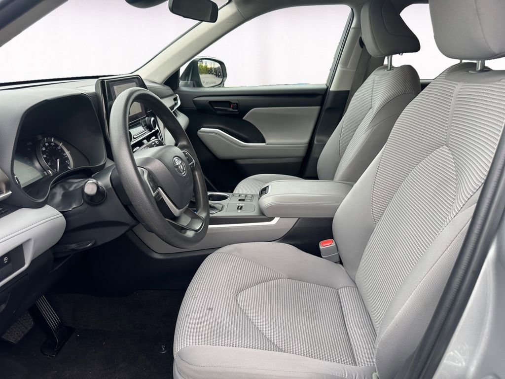 Used 2023 Toyota Highlander L image 9