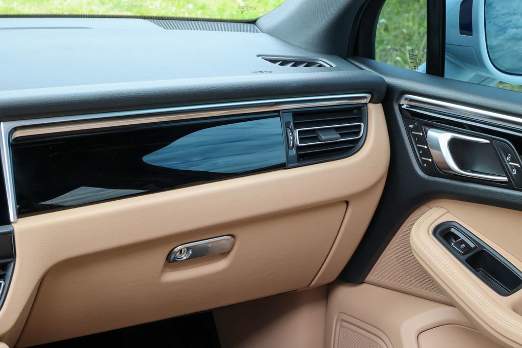 Certified 2023 Porsche Macan Turbo AWD/4WD image 29