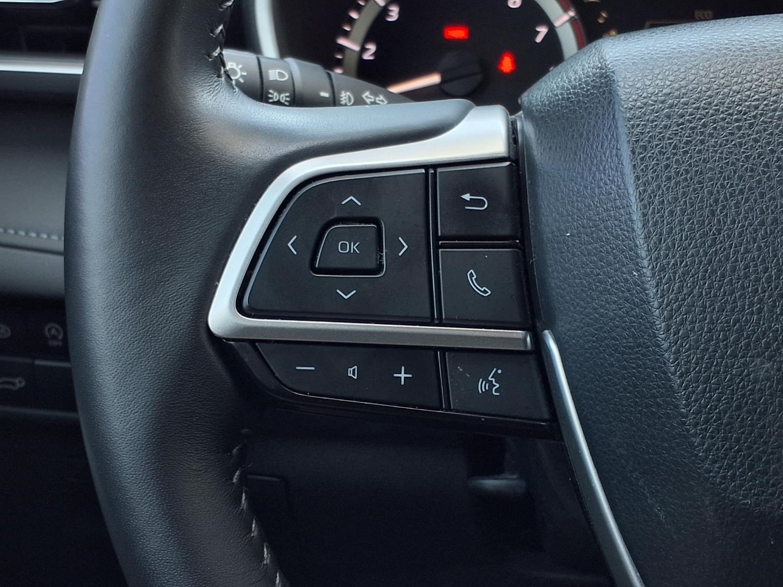 Used 2024 Toyota Highlander LE AWD/4WD image 24