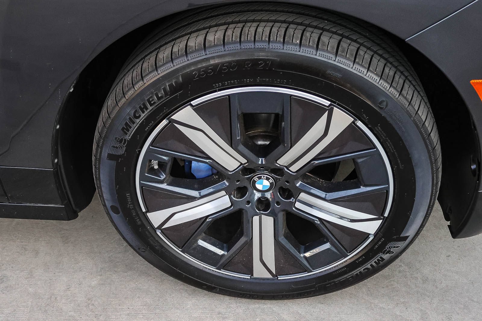 Used 2024 BMW iX xDrive50 w/ Sport Package AWD/4WD image 15