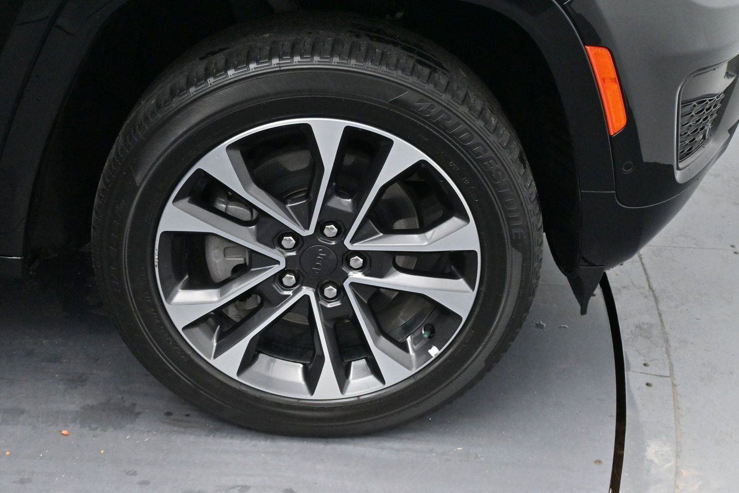Used 2022 Jeep Grand Cherokee Overland AWD/4WD image 37