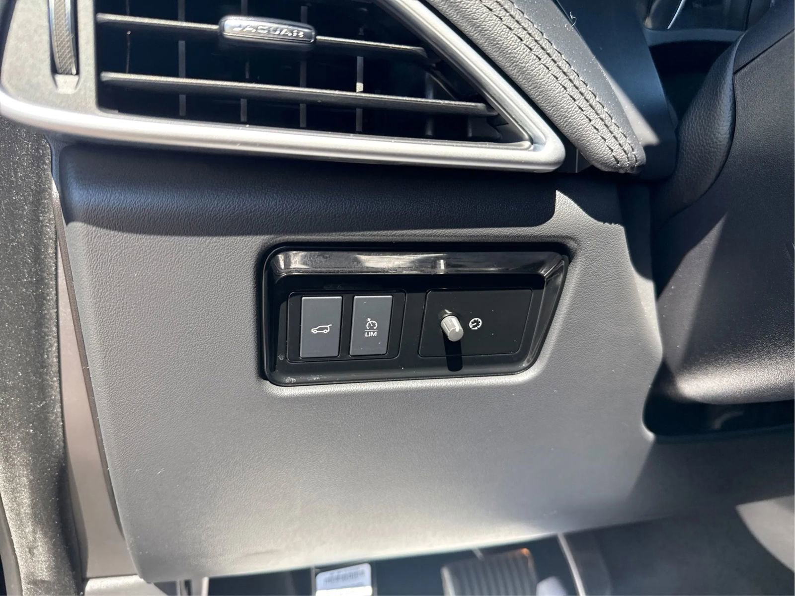 Used 2019 Jaguar F-PACE Prestige image 17