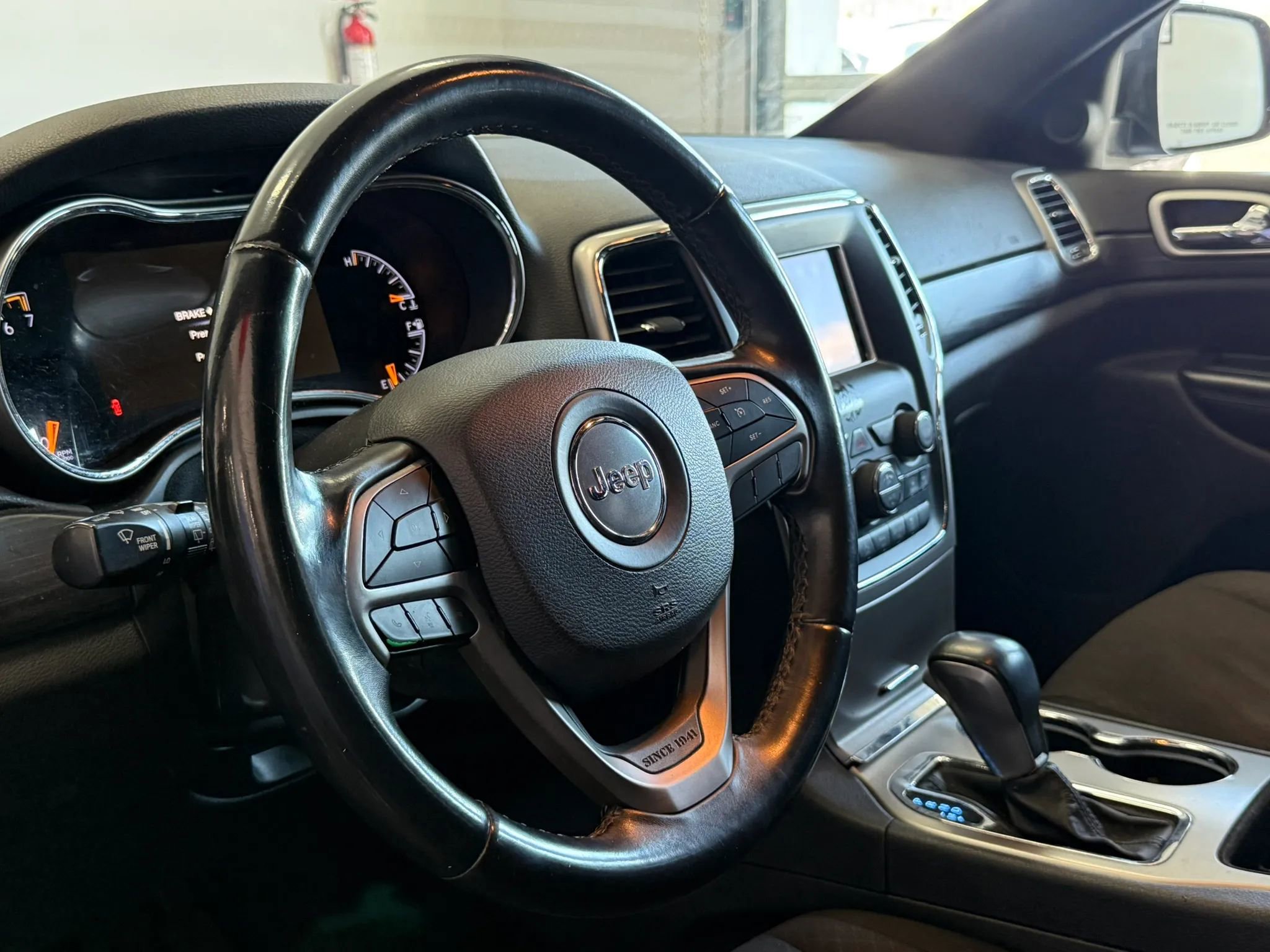Used 2019 Jeep Grand Cherokee Laredo AWD/4WD image 9