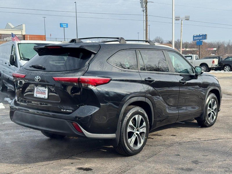 Used 2023 Toyota Highlander XLE AWD/4WD image 3
