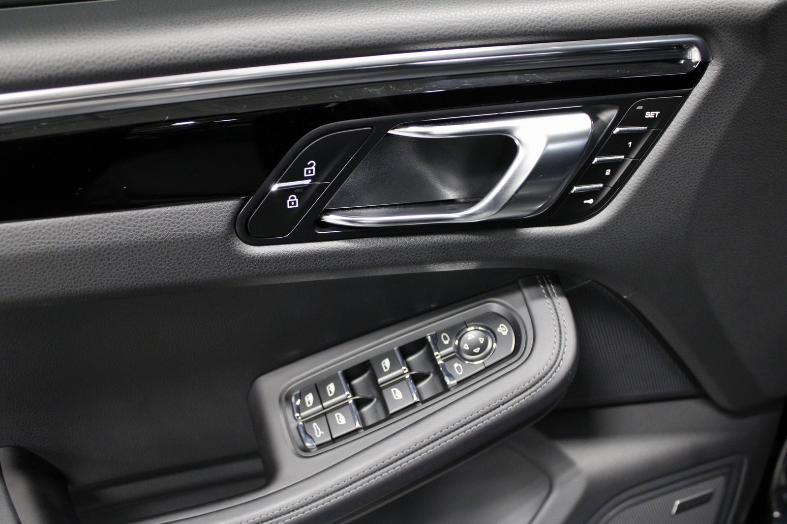 Certified 2025 Porsche Macan image 25