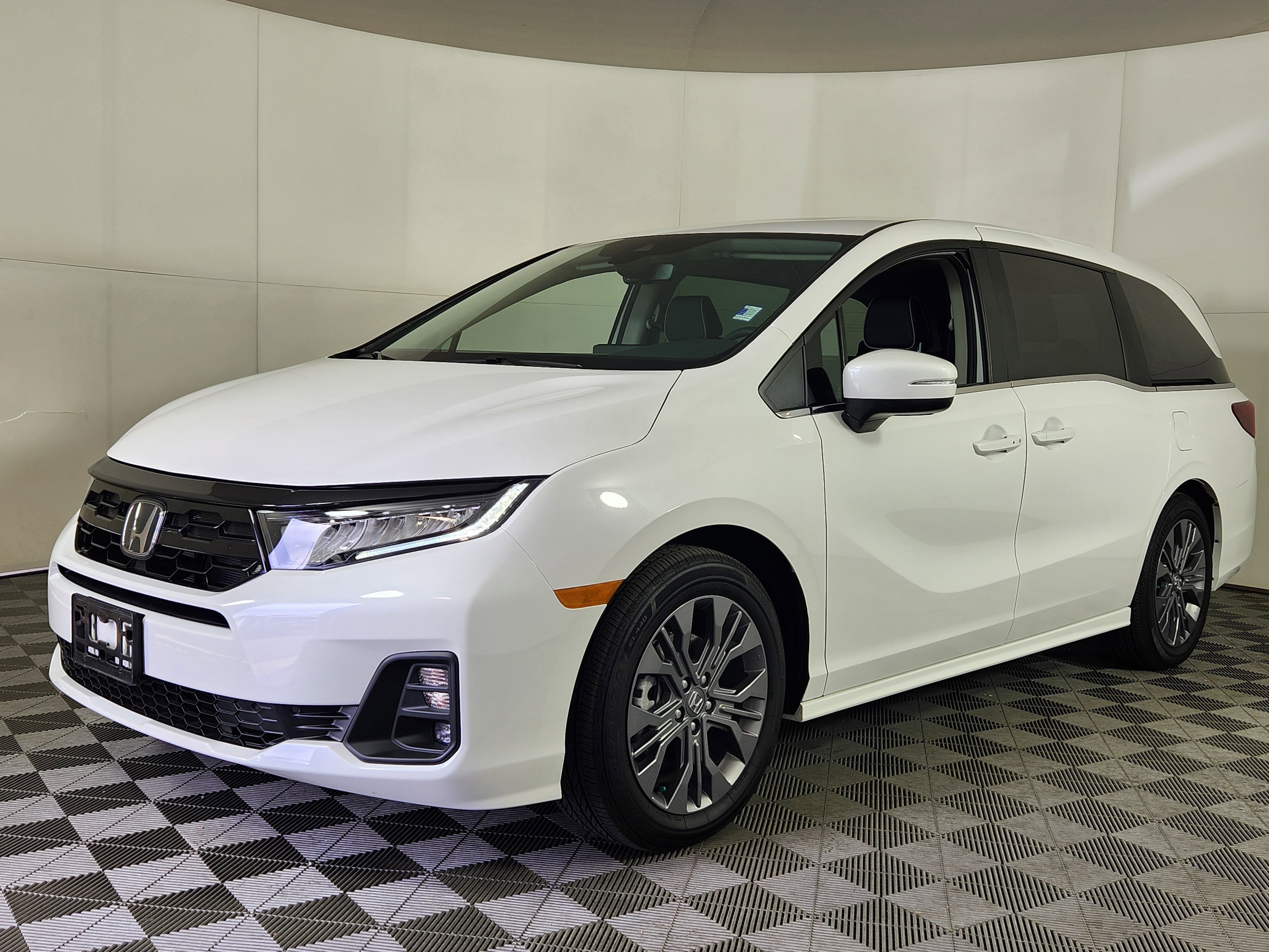 Used 2026 Honda Odyssey Touring image 3