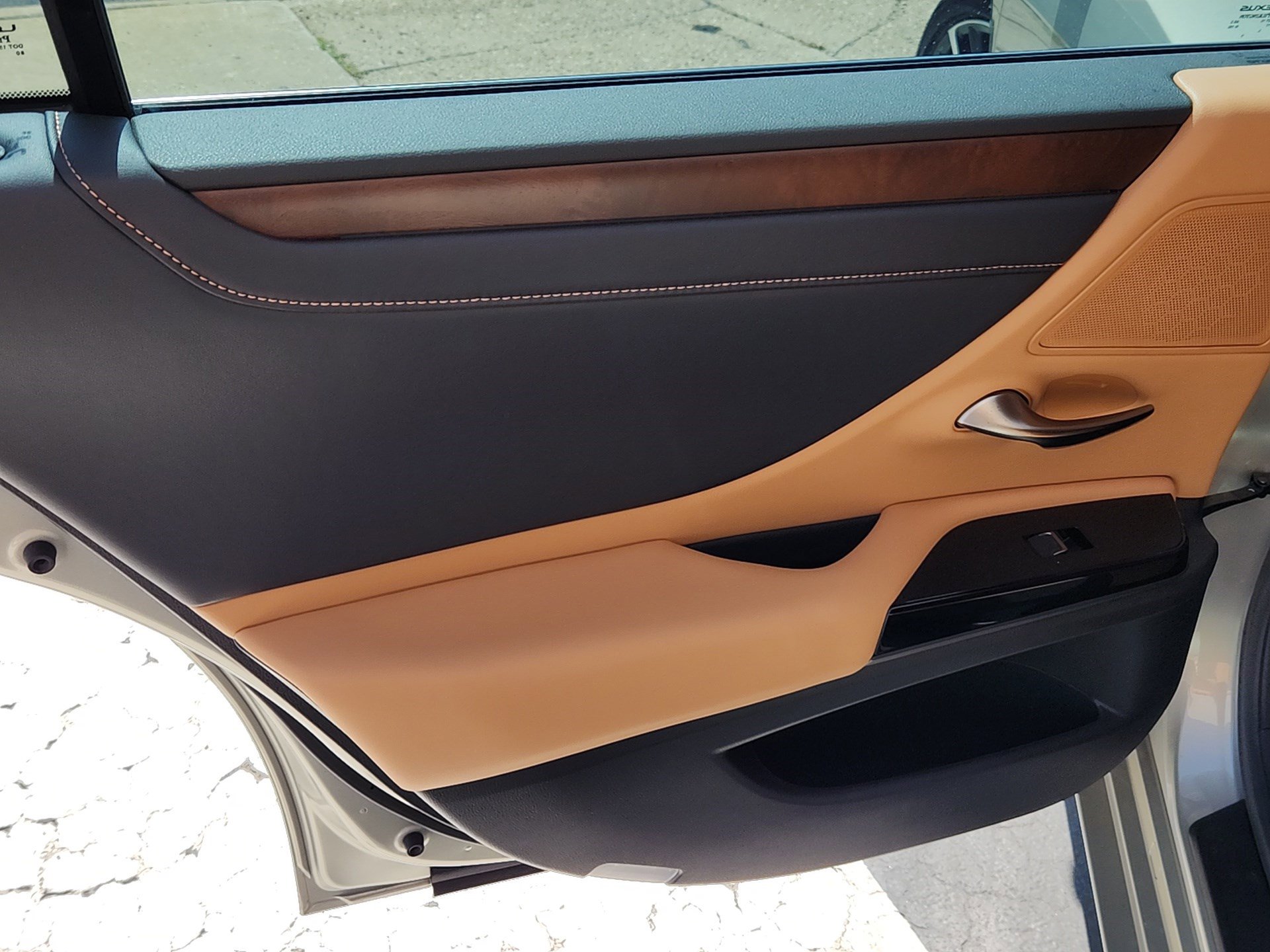 Used 2025 Lexus ES 300h w/ Premium Package image 23