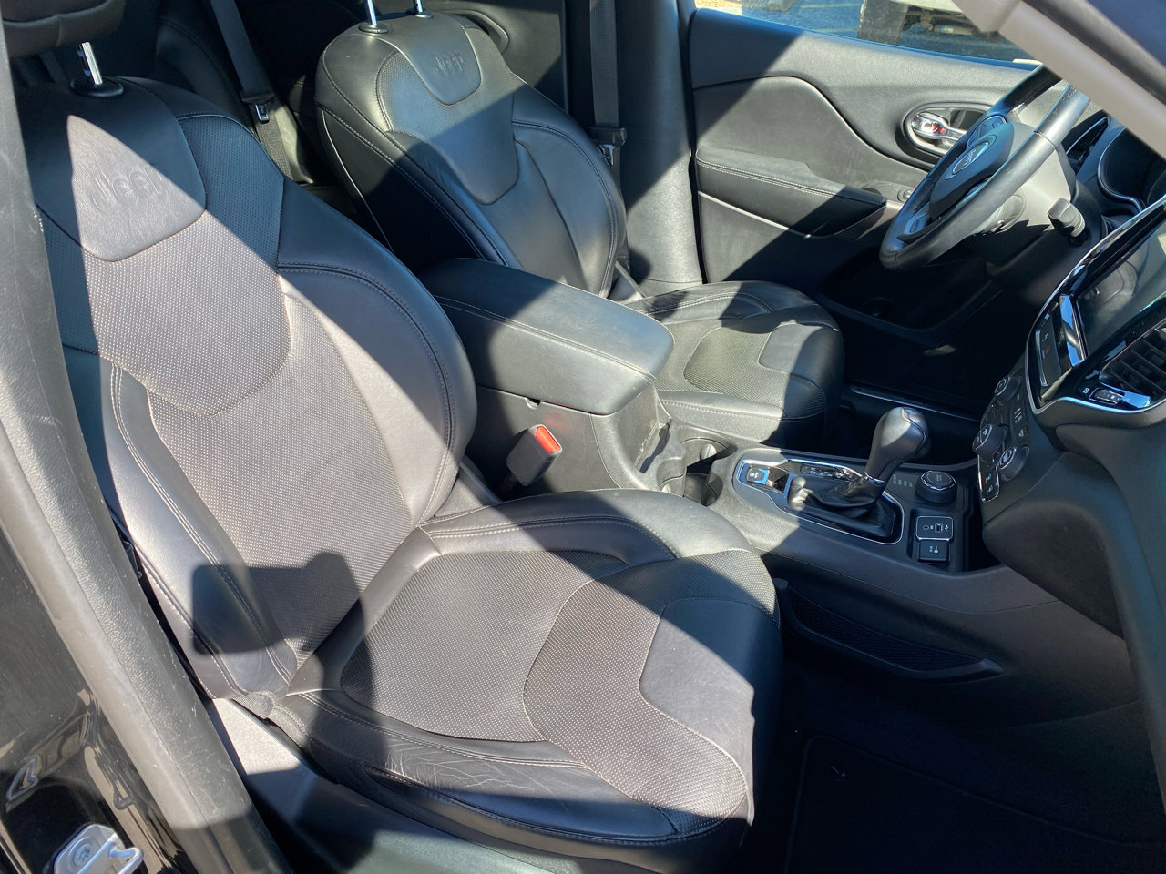 Used 2019 Jeep Cherokee Limited image 12