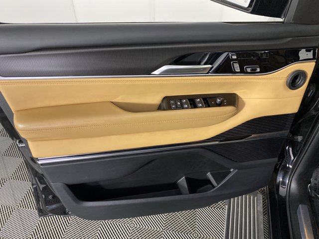 Used 2025 Jeep Grand Wagoneer L Series III w/ Rear Seat Video Group 1 AWD/4WD image 15