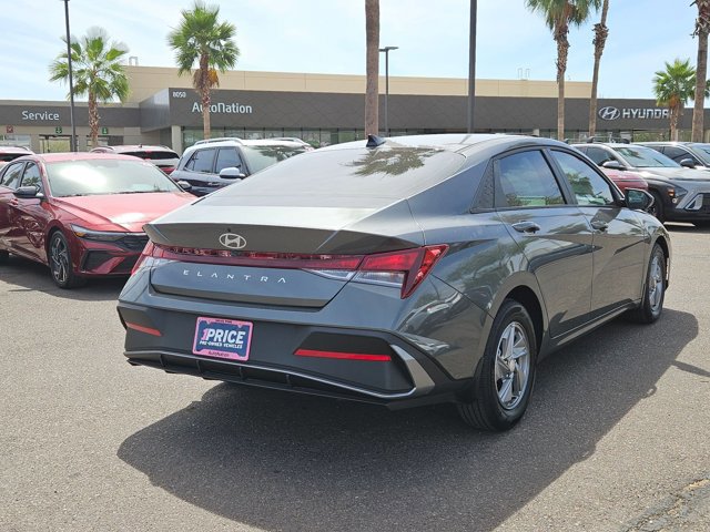 Used 2025 Hyundai Elantra SE FWD image 5