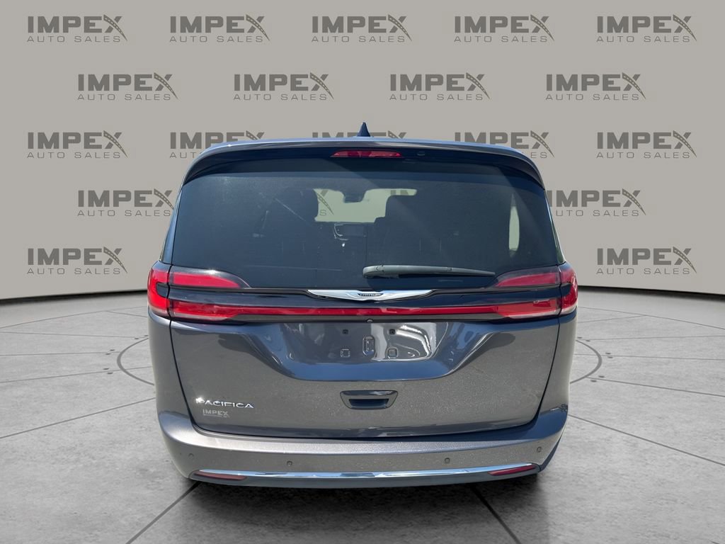 Used 2023 Chrysler Pacifica Touring-L image 4
