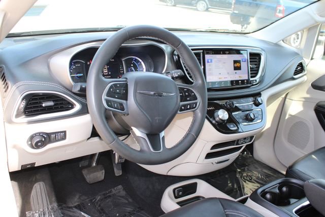 Used 2024 Chrysler Pacifica Limited FWD image 16