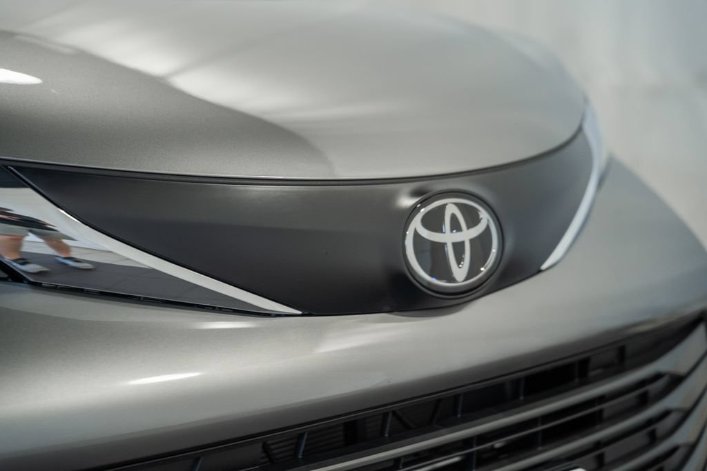 Used 2026 Toyota Sienna LE FWD image 7